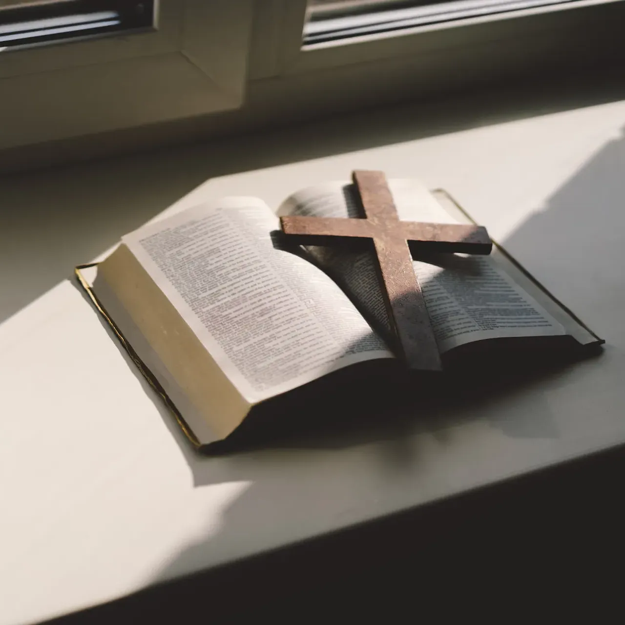 Biblia abierta junto a una ventana, imagen para la escucha de la Palabra