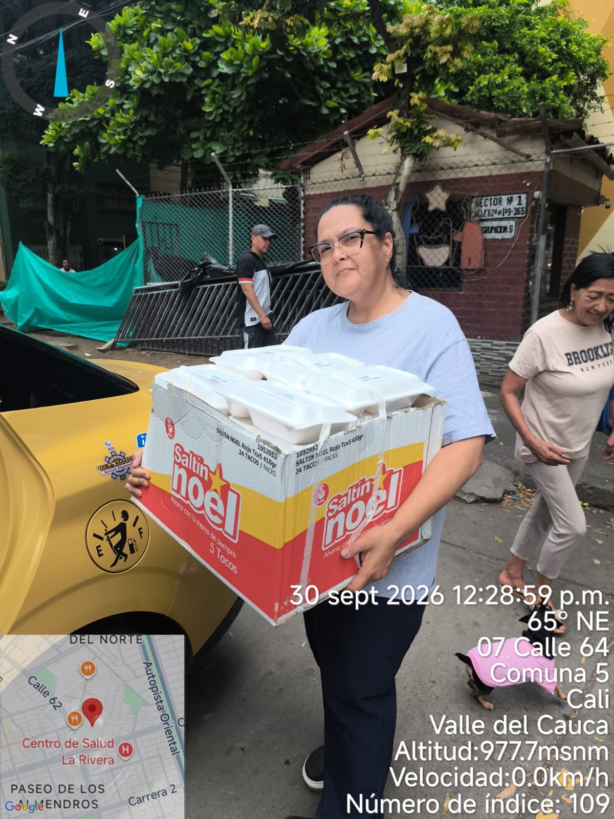 Una persona sostiene una caja con recipientes de almuerzo durante la jornada del 30 de septiembre de 2026.