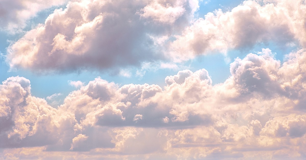 Nubes blancas sobre cielo azul: imagen evocadora para el Coro Verán el cielo abierto.