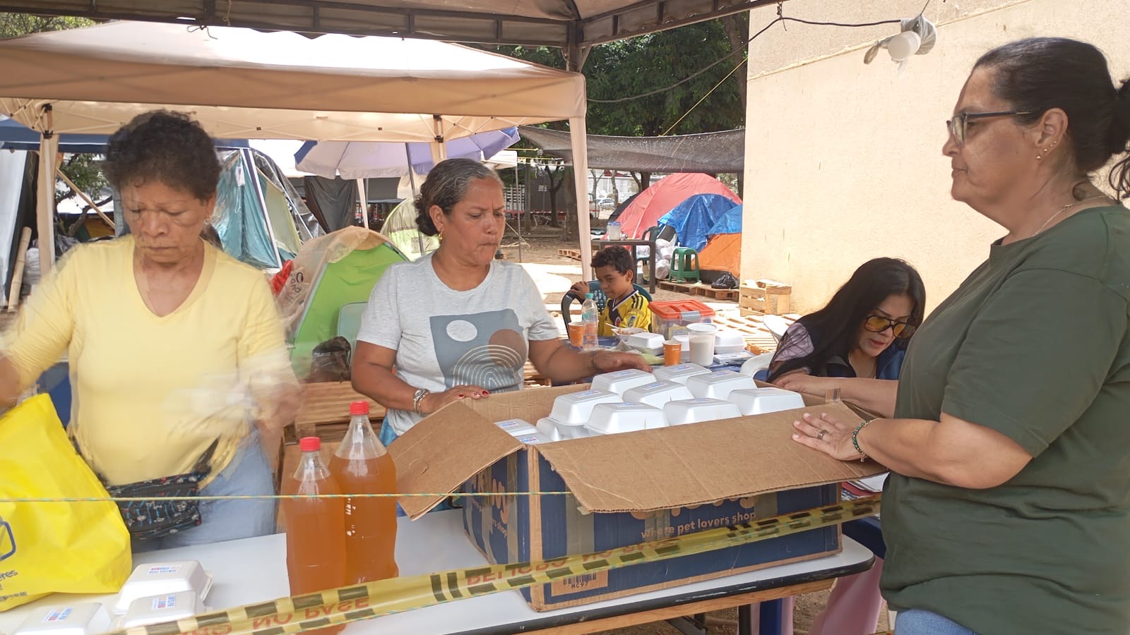 Momento de la entrega solidaria de alimentos a la comunidad de Chiminangos 2, sector 1