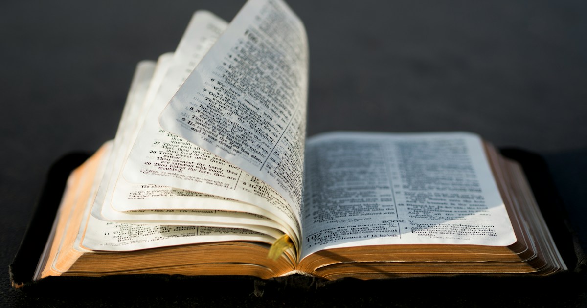 Biblia abierta bajo una luz cálida, imagen del ejercicio de escuchar la Palabra