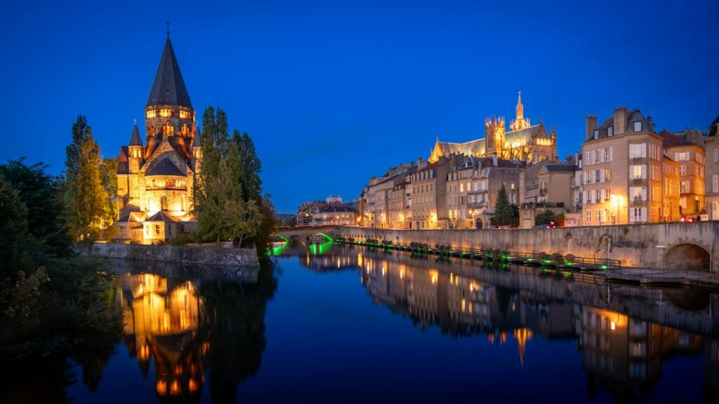 Vista nocturna de Metz con la catedral de San Esteban al fondo, Francia
