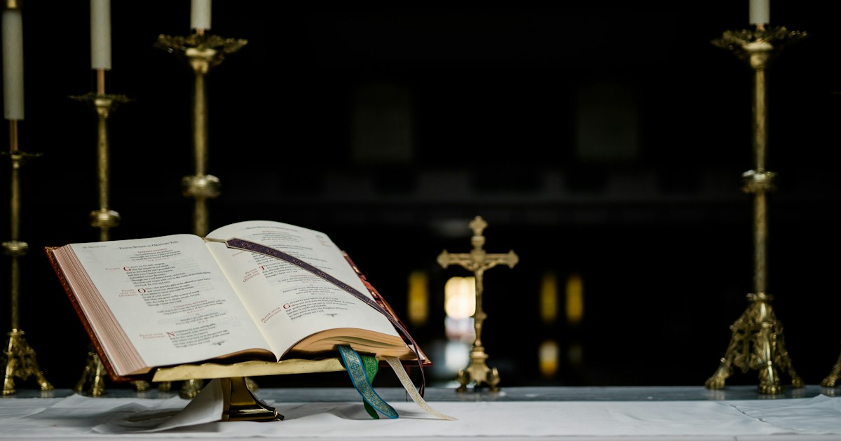 Libro abierto junto a un crucifijo, imagen para una reflexión sobre la liturgia y el Misal Romano de 1962