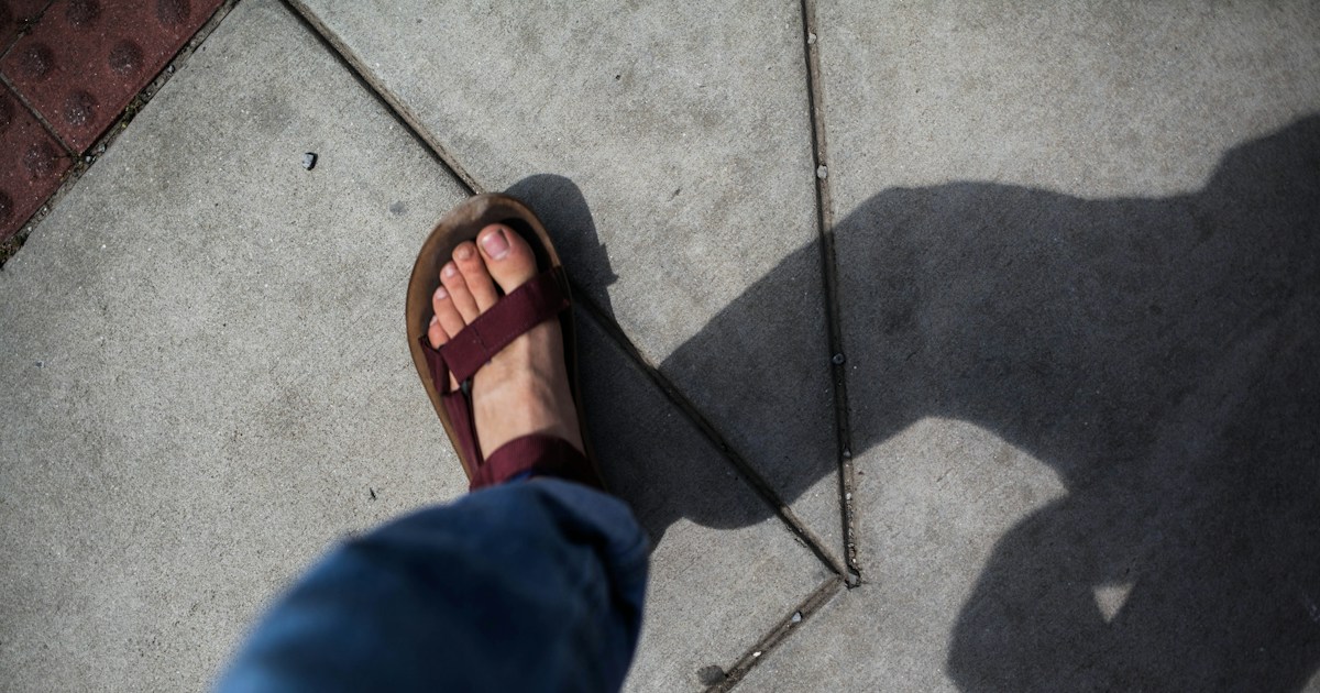 Persona con sandalias de cuero en actitud de camino, evocación de Lucas 9,1–6