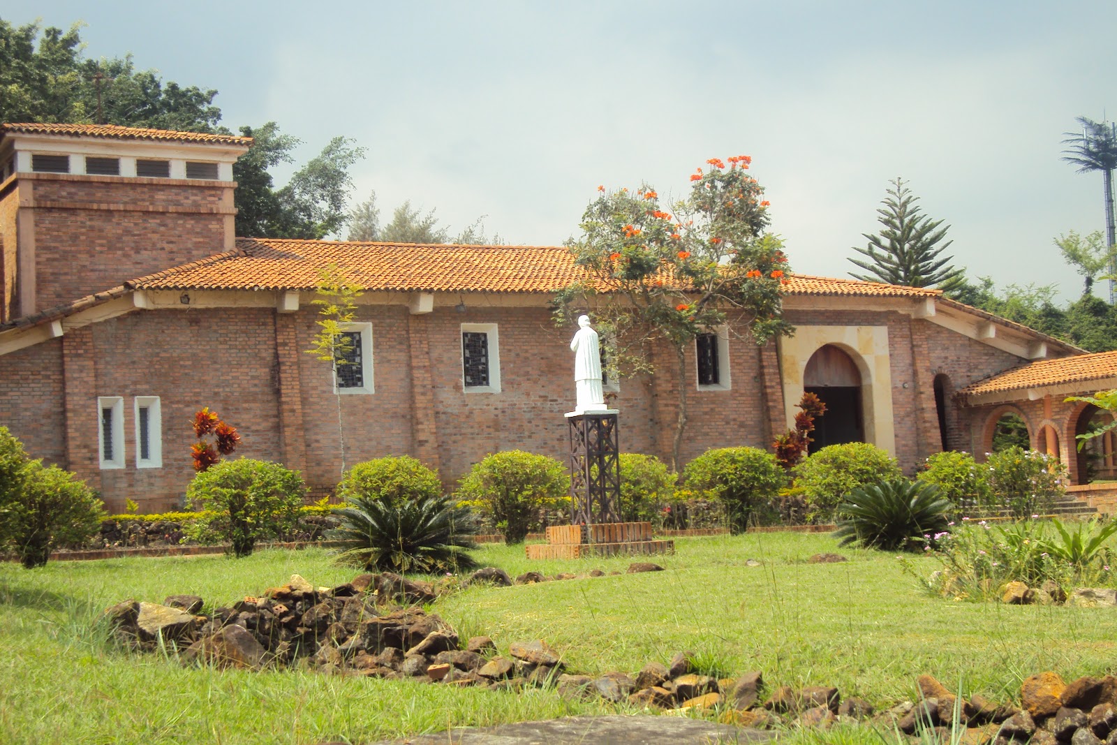 Exterior de la capilla del Seminario Mayor San Pedro Apóstol de Cali entre árboles y jardines.