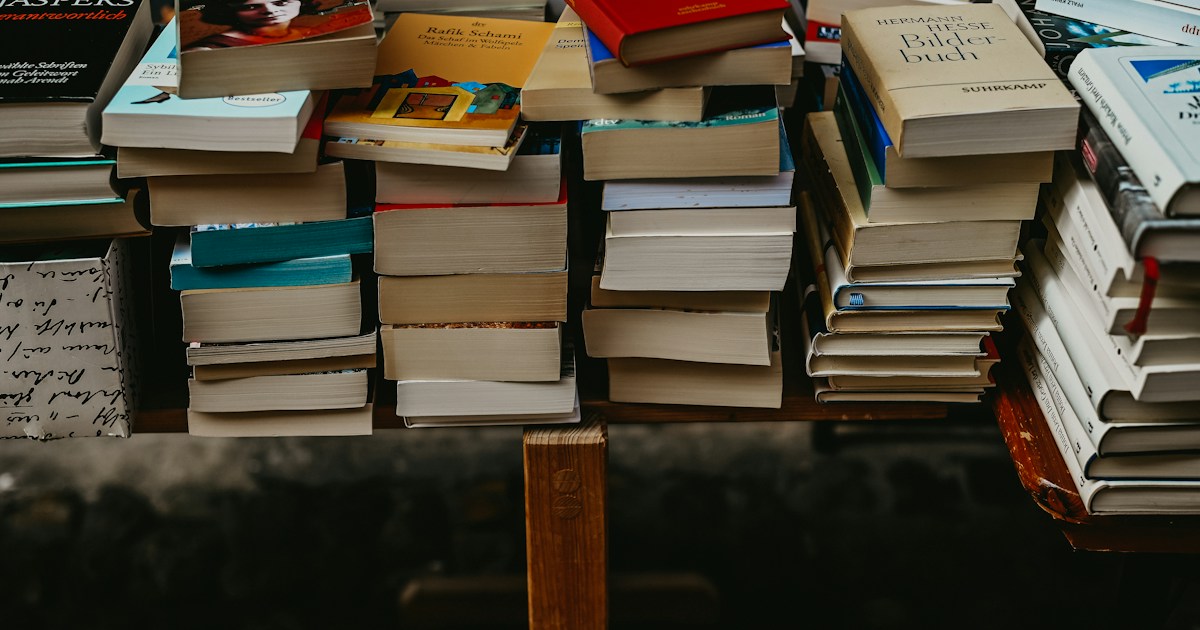 Libros sobre una mesa, imagen contemporánea que acompaña esta lectura de san Agustín.